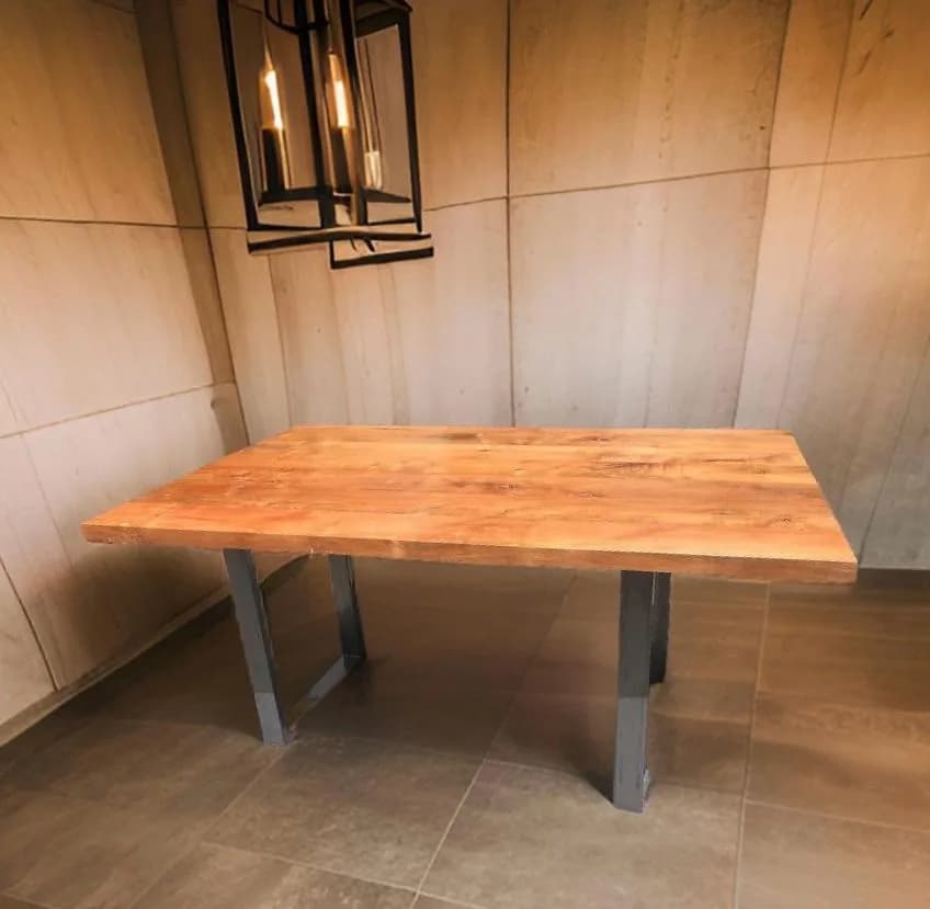 Mesa comedor con cubierta de roble y base metalica.