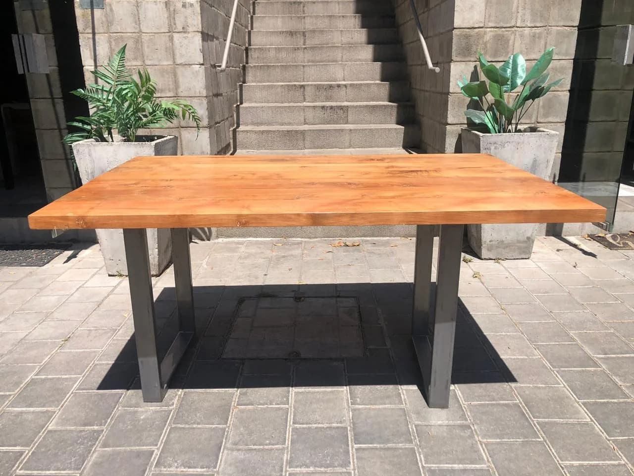 Mesa comedor con cubierta de roble y base metalica.