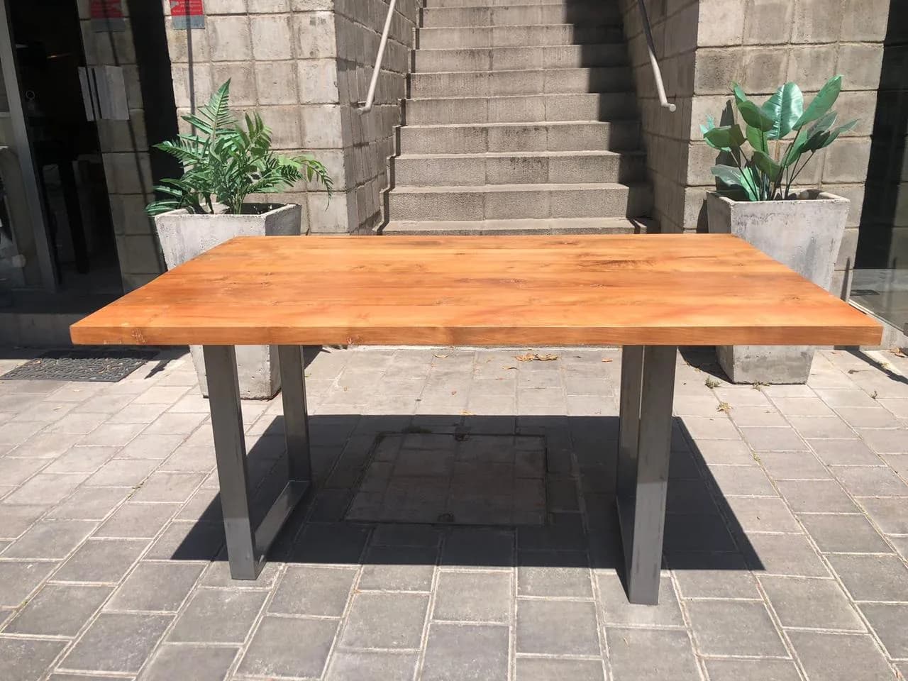 Mesa comedor con cubierta de roble y base metalica.
