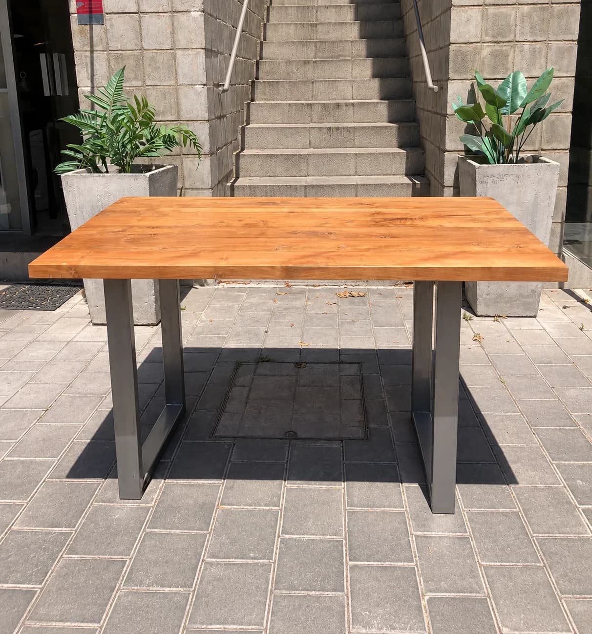 Mesa comedor con cubierta de roble y base metalica.