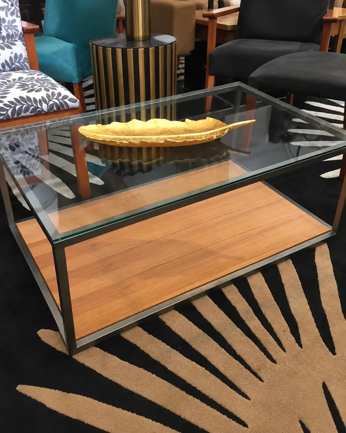 Mesa de centro de doble cubierta.
