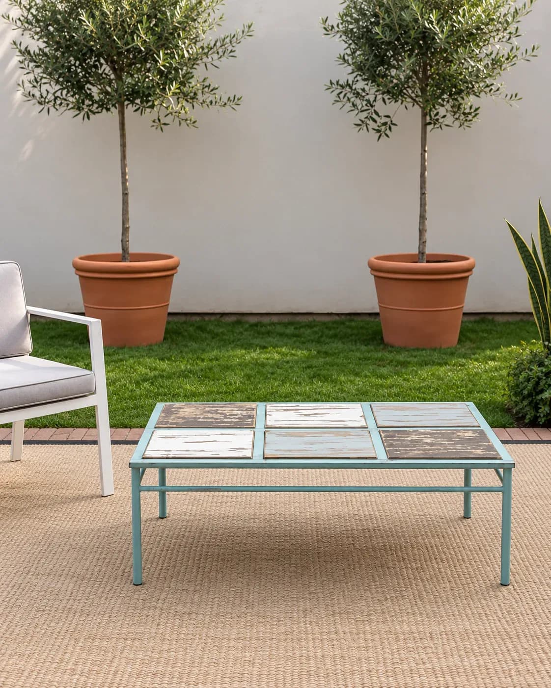 Mesa de centro de madera y fierro.