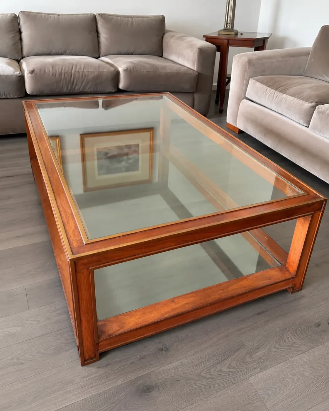 Mesa de centro de madera y vidrio.