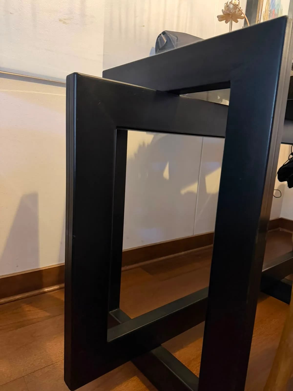 Mesa de comedor con base de fierro y cubierta de vidrio