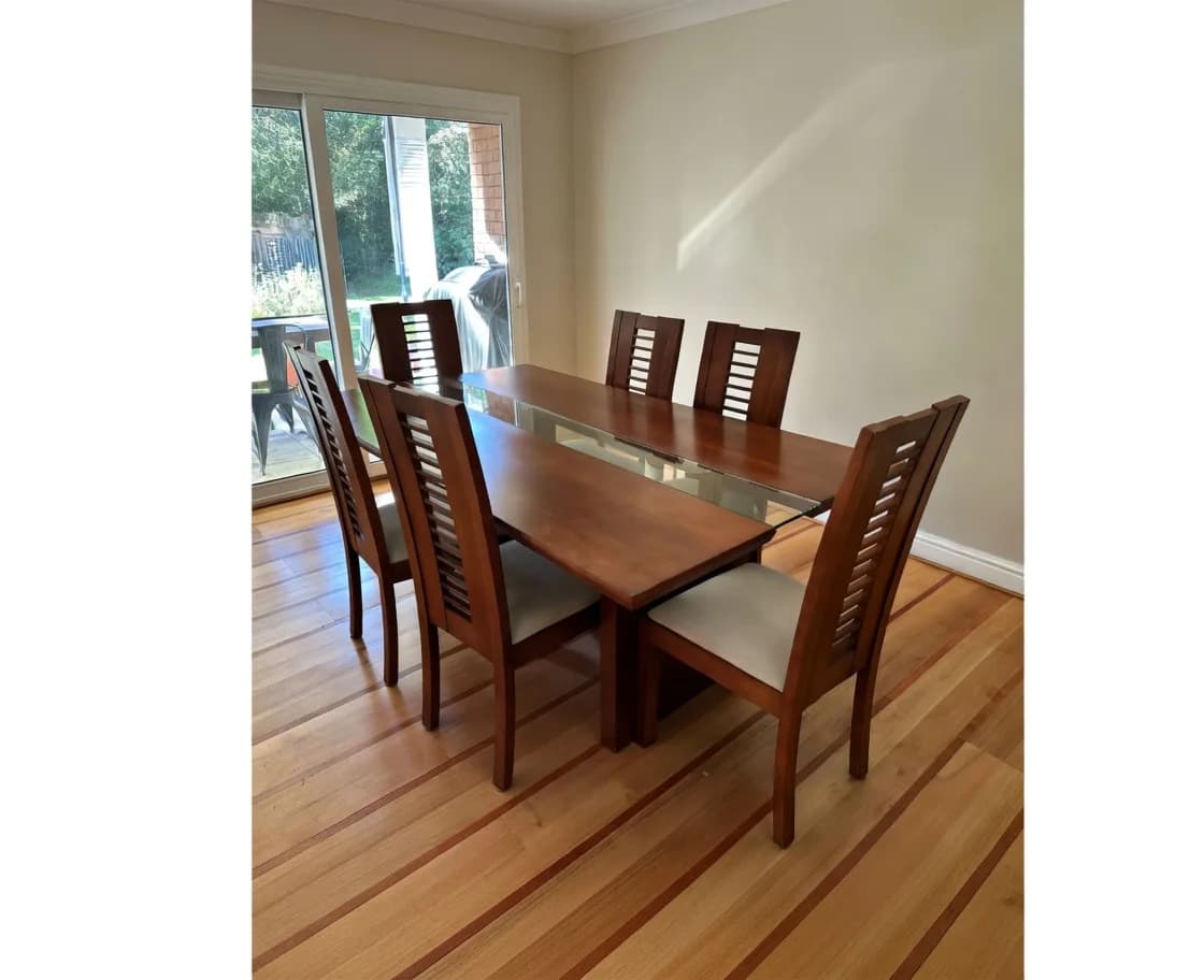 Mesa de comedor de madera rauli con 6 sillas.