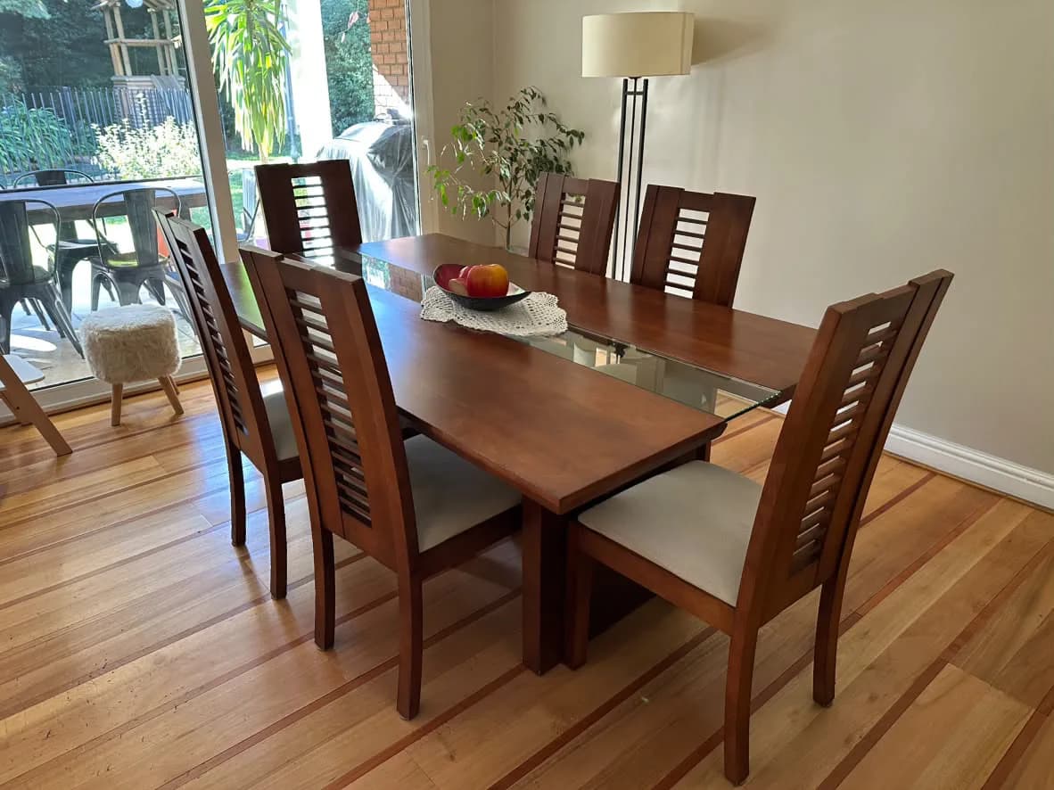 Mesa de comedor de madera rauli con 6 sillas.