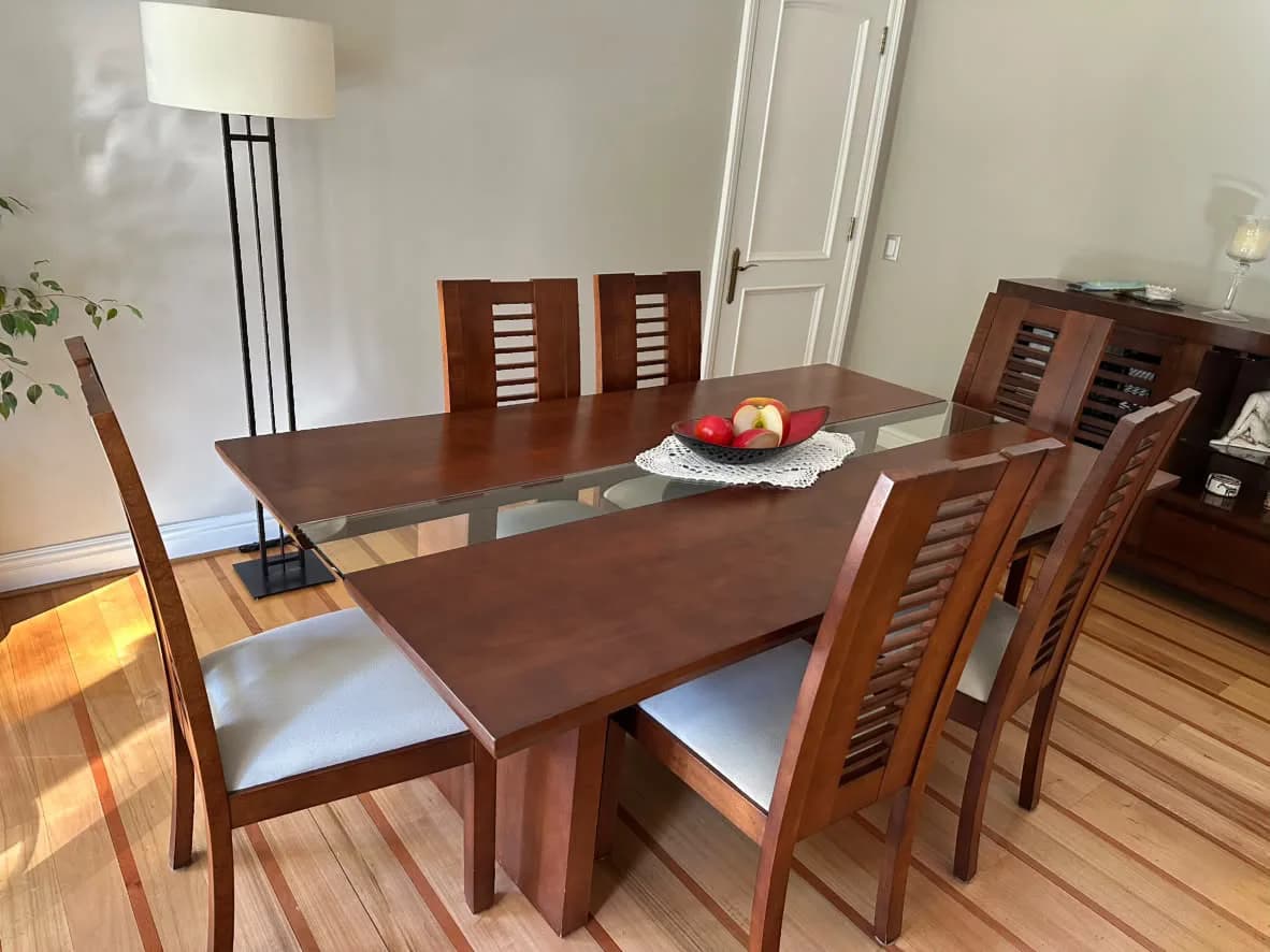 Mesa de comedor de madera rauli con 6 sillas.