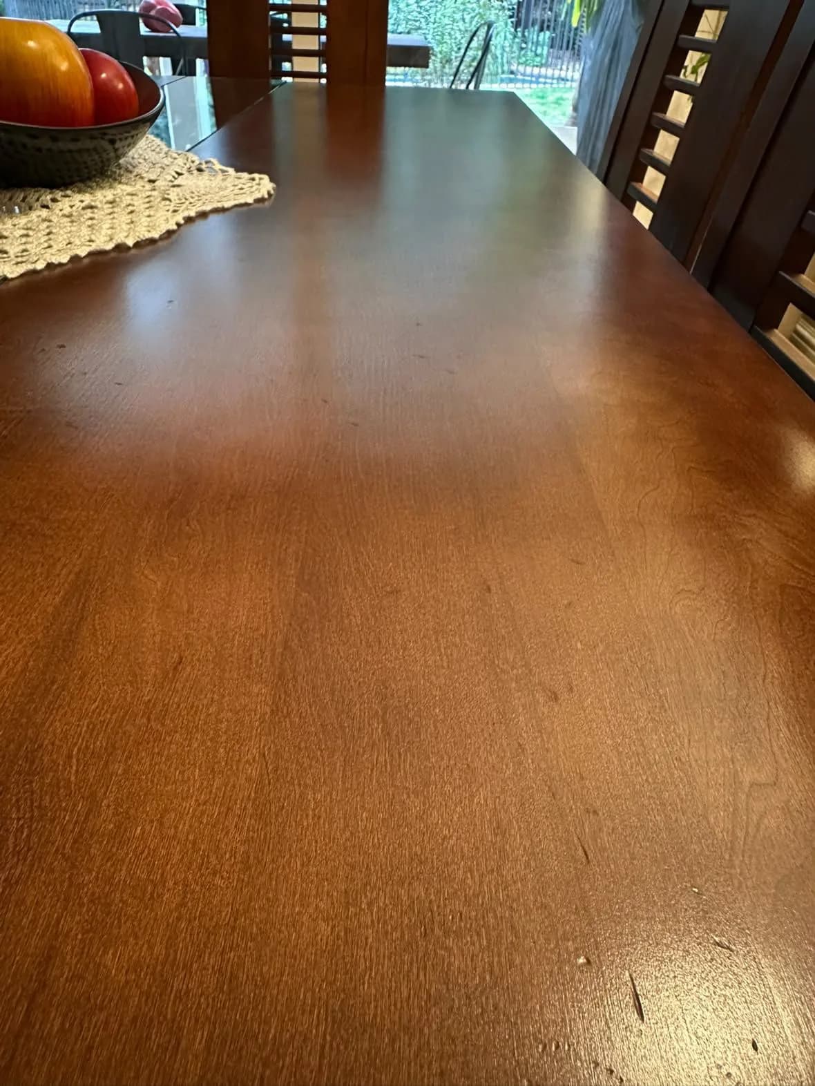 Mesa de comedor de madera rauli con 6 sillas.