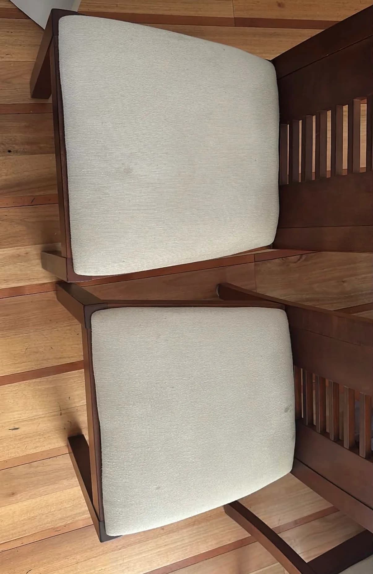 Mesa de comedor de madera rauli con 6 sillas.