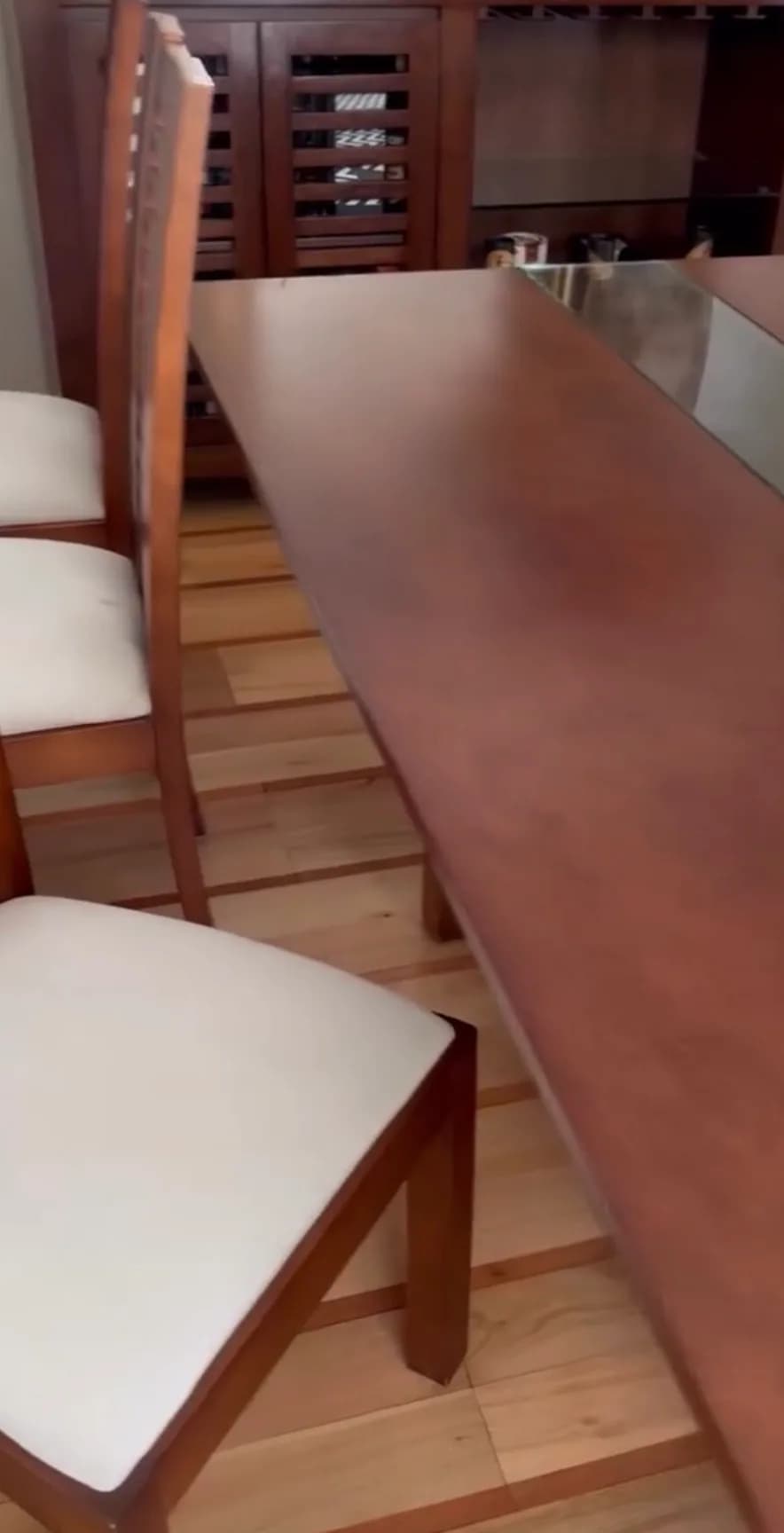 Mesa de comedor de madera rauli con 6 sillas.
