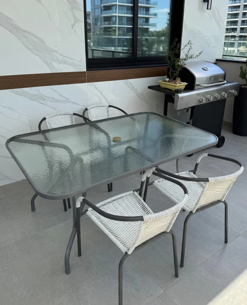 Mesa de terraza con vidrio templado y 4 sillas.