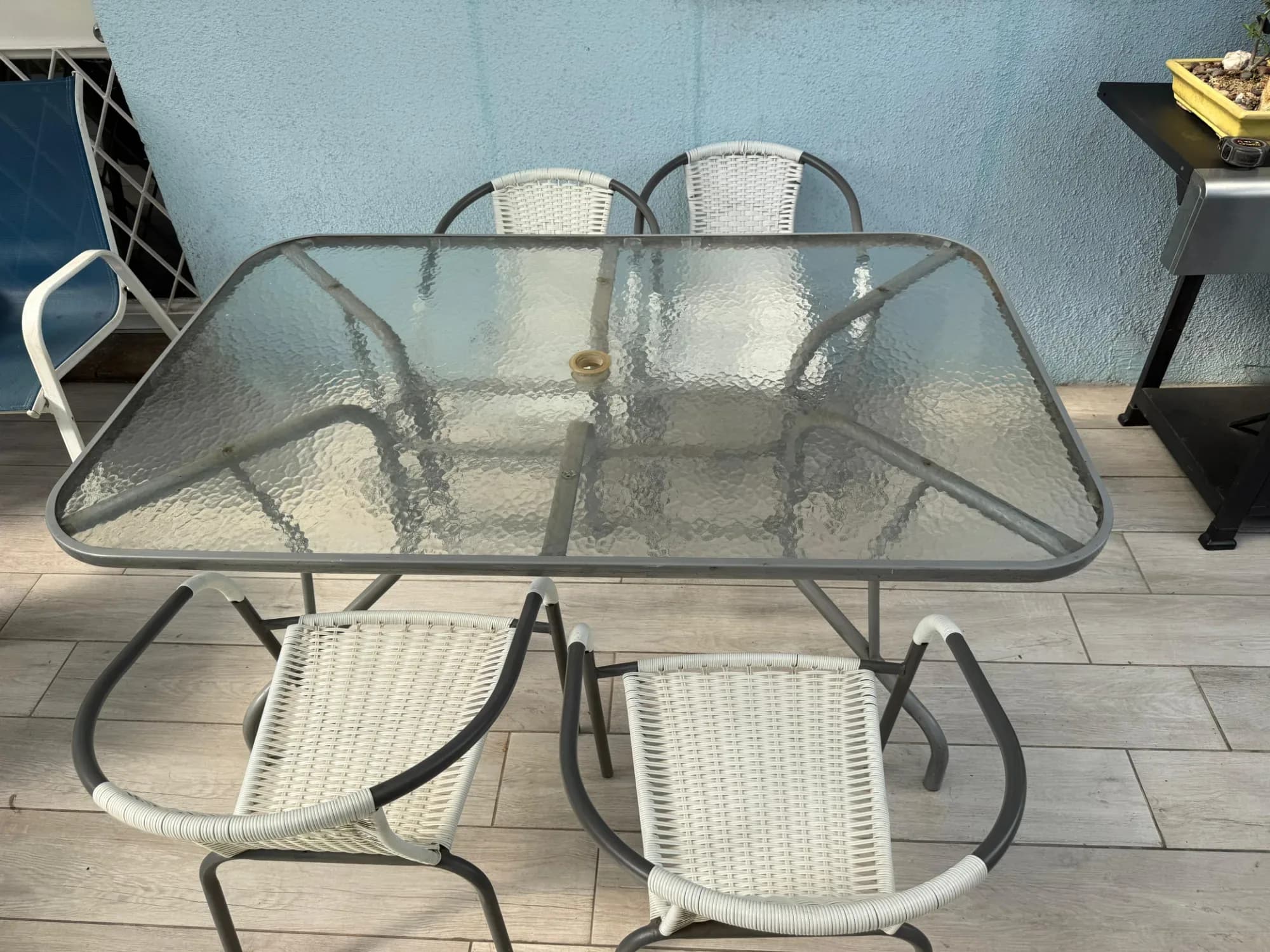 Mesa de terraza con vidrio templado y 4 sillas.