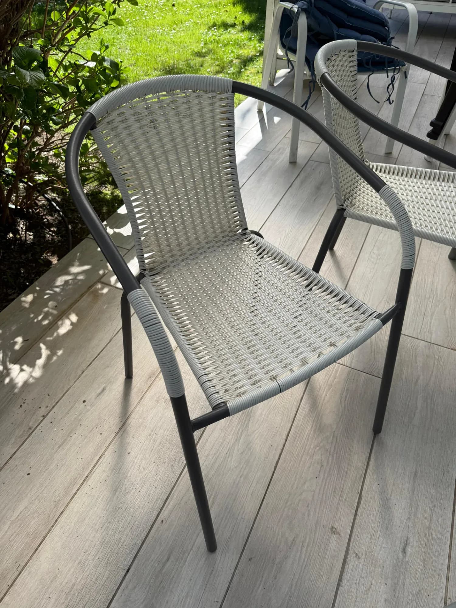 Mesa de terraza con vidrio templado y 4 sillas.