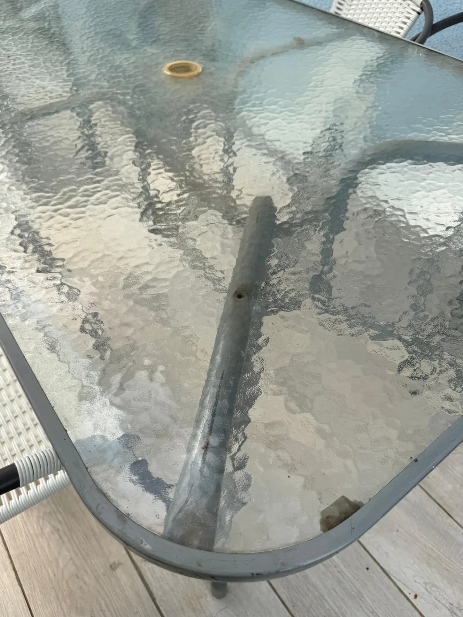 Mesa de terraza con vidrio templado y 4 sillas.