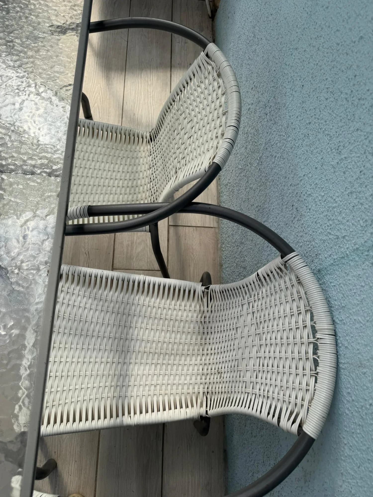 Mesa de terraza con vidrio templado y 4 sillas.