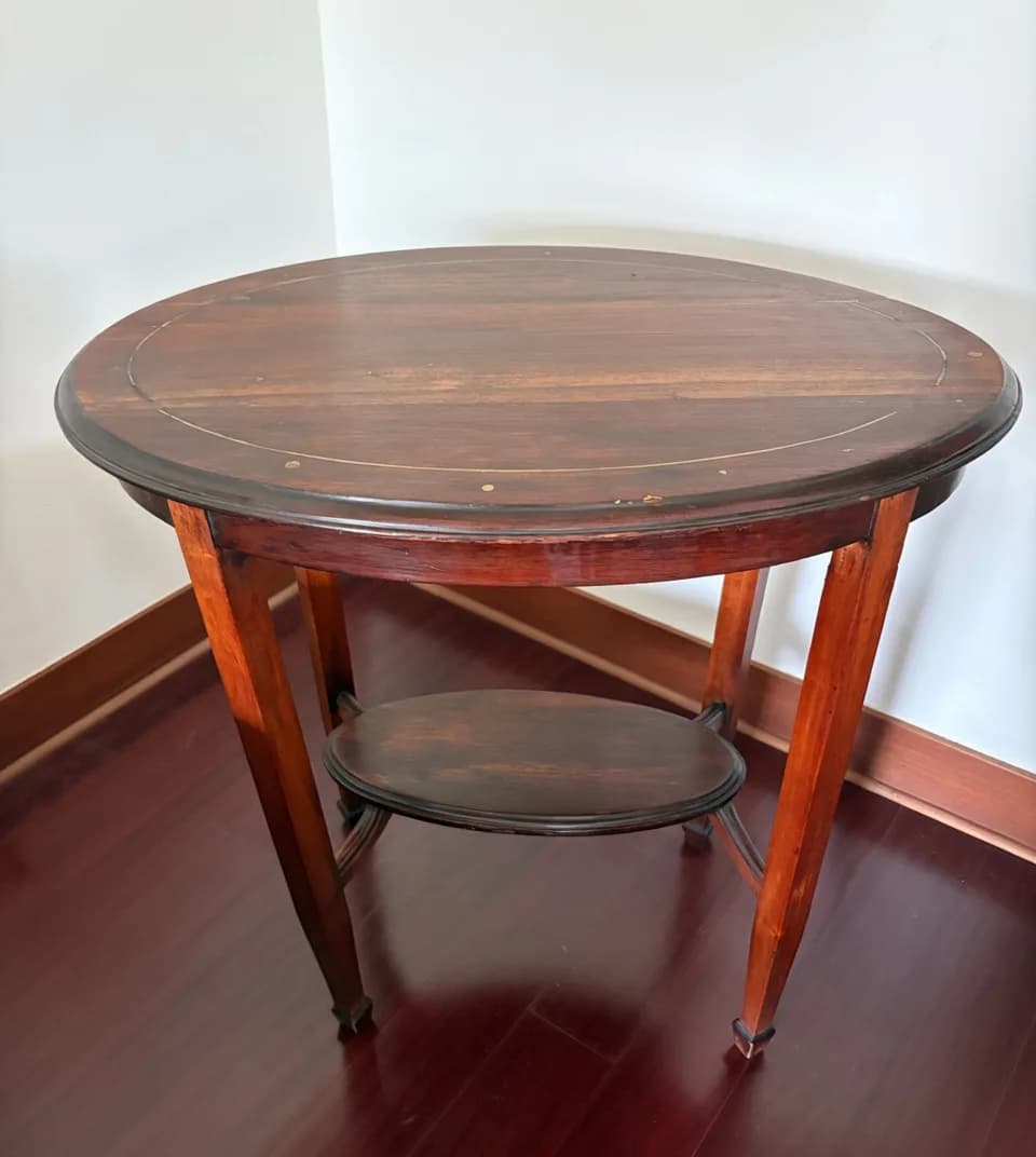Mesa lateral de madera con marqueteria.