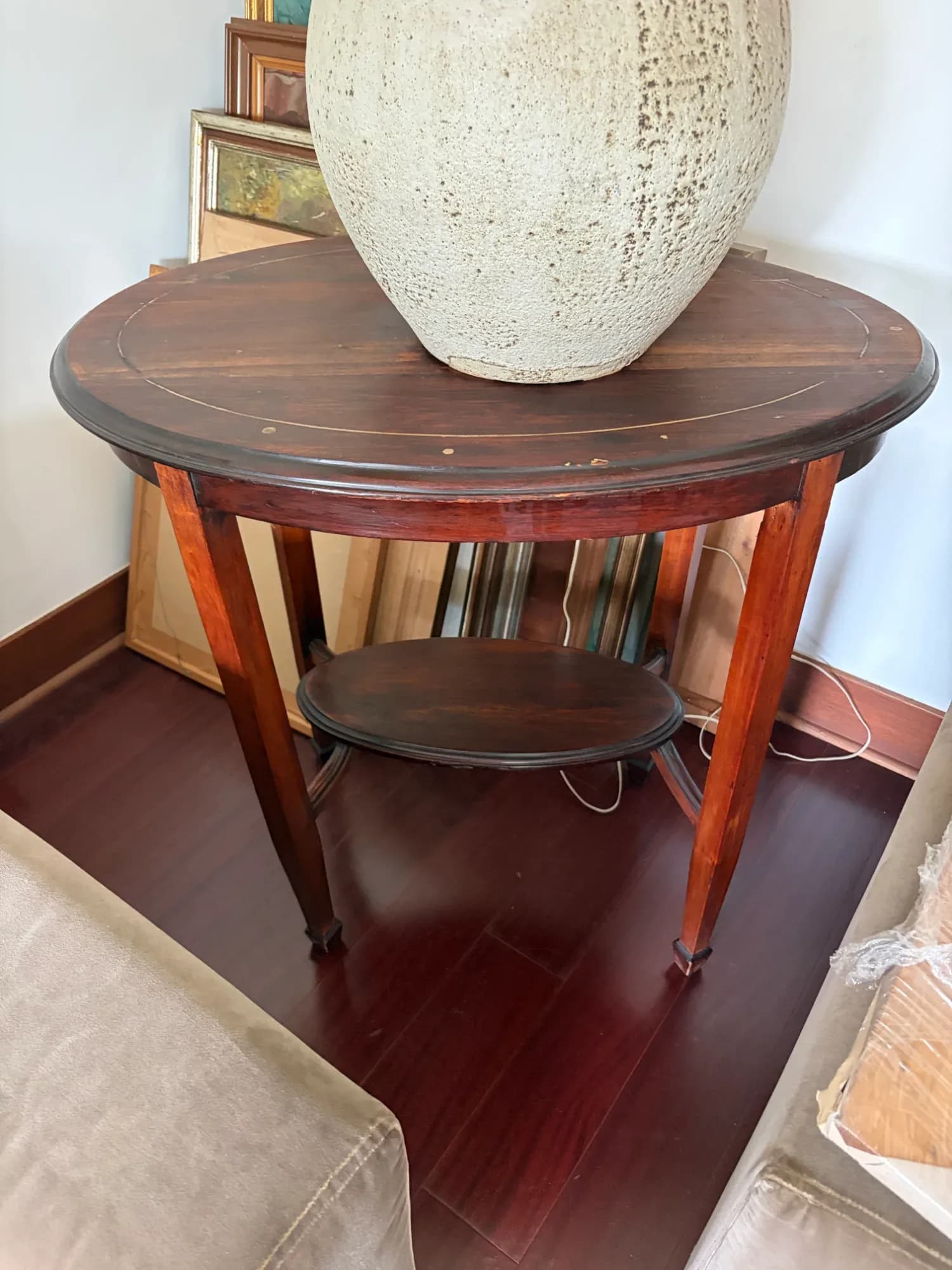 Mesa lateral de madera con marqueteria.