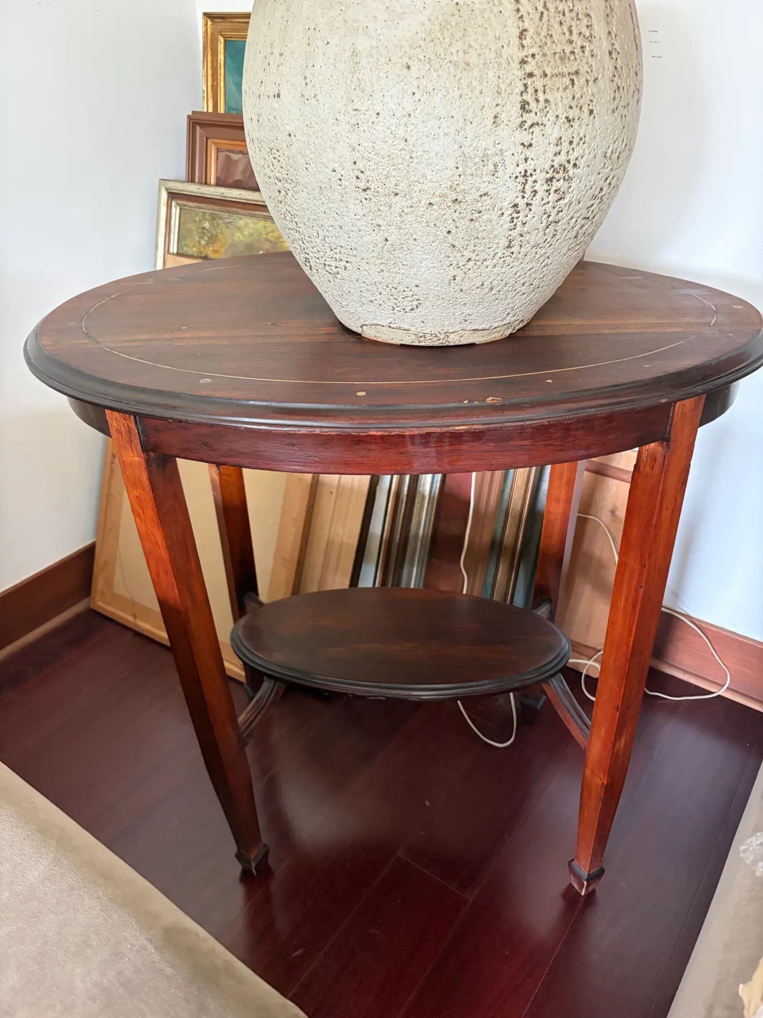 Mesa lateral de madera con marqueteria.