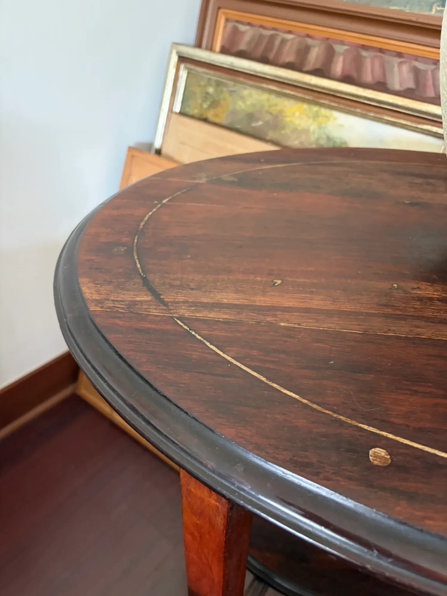 Mesa lateral de madera con marqueteria.