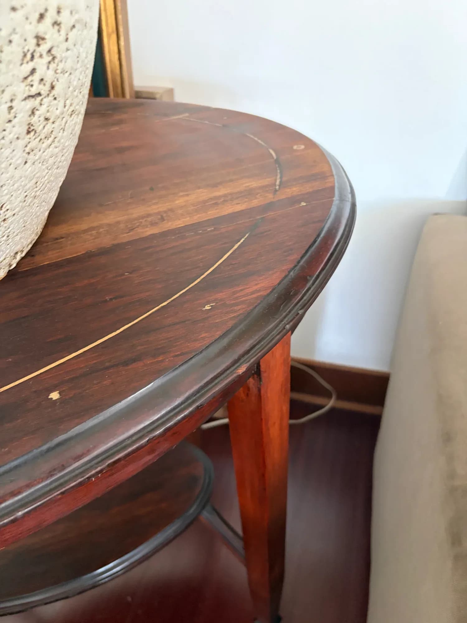 Mesa lateral de madera con marqueteria.