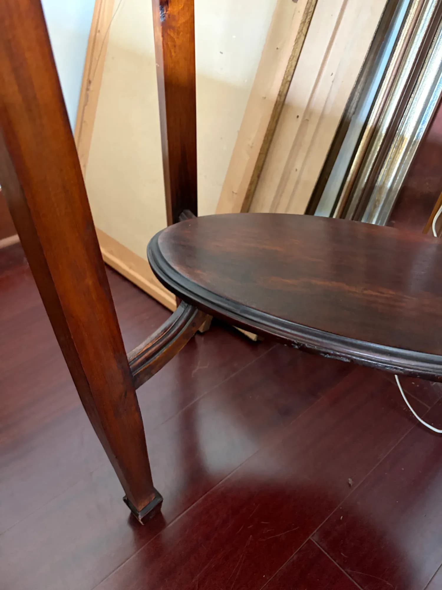 Mesa lateral de madera con marqueteria.