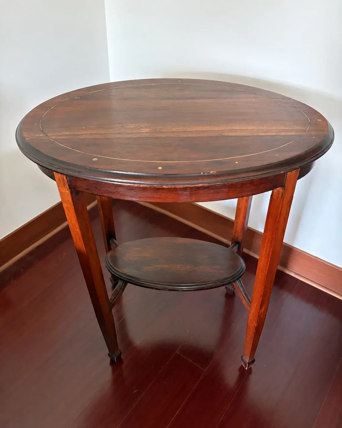 Mesa lateral de madera con marqueteria.