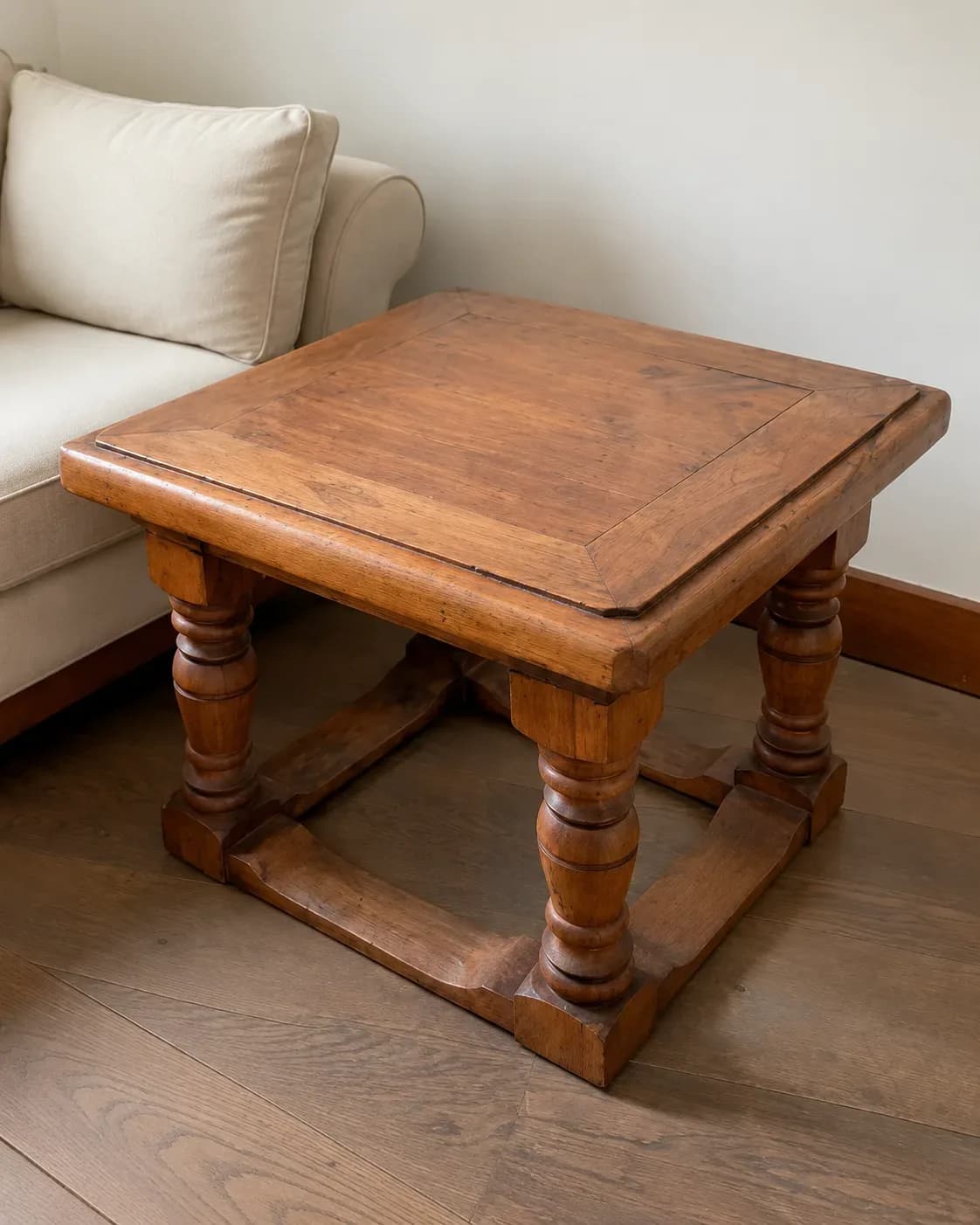 Mesa lateral de madera maciza.
