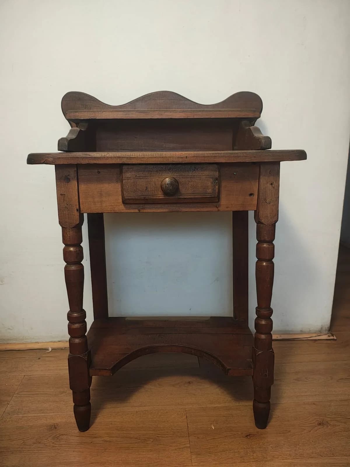 Mesa o velador antiguo.