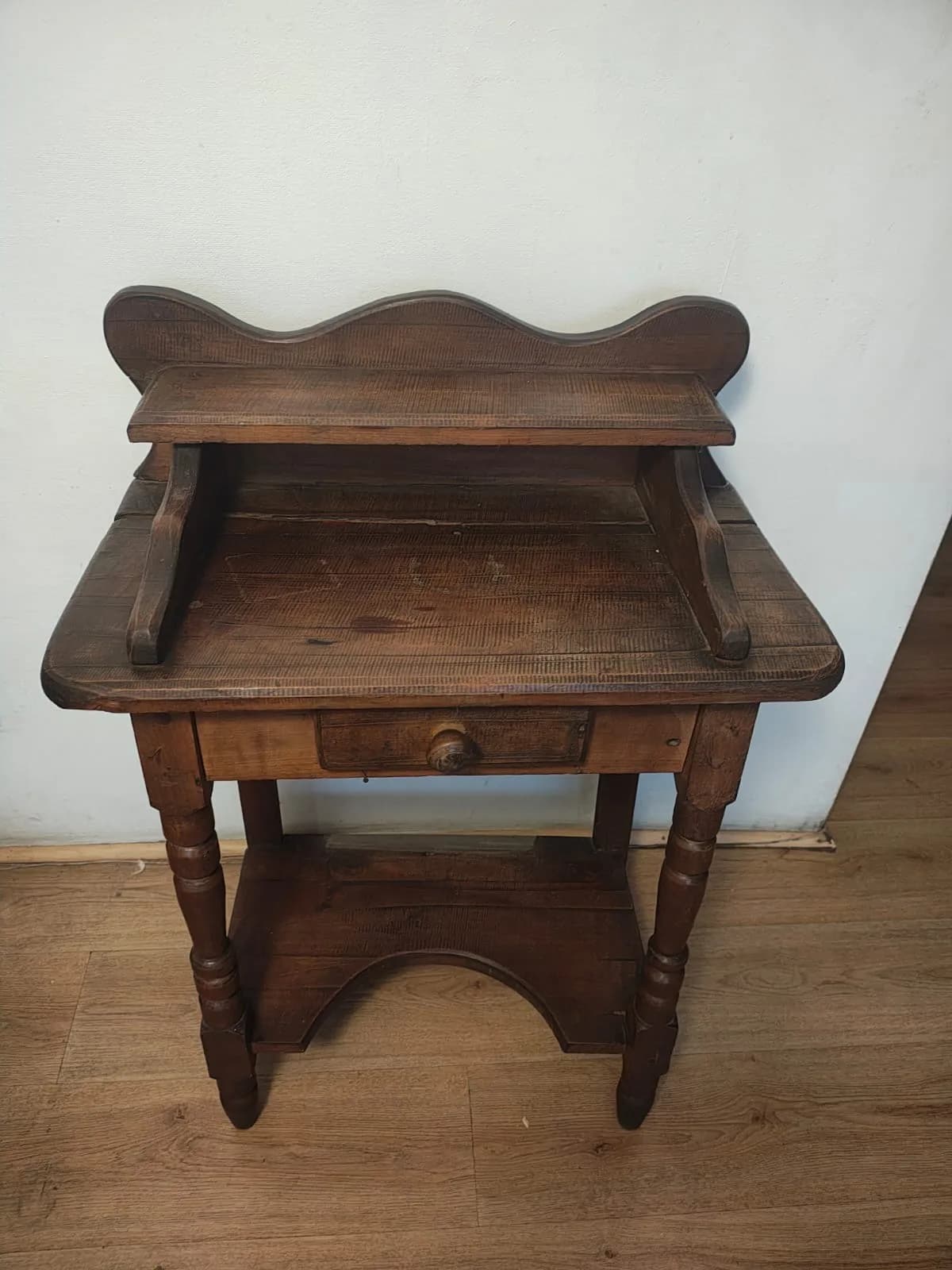 Mesa o velador antiguo.