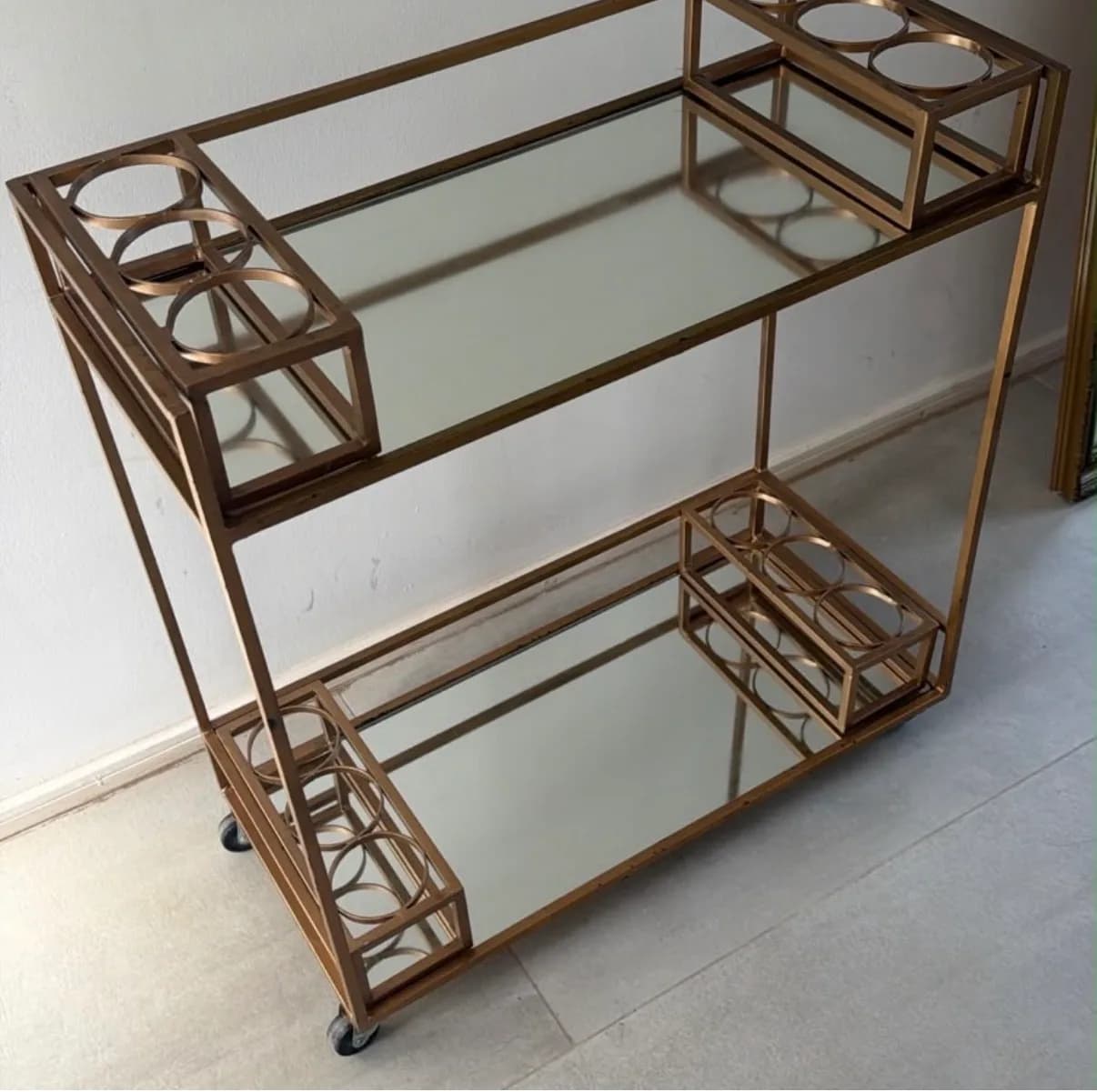 Mueble bar fierro macizo dorado