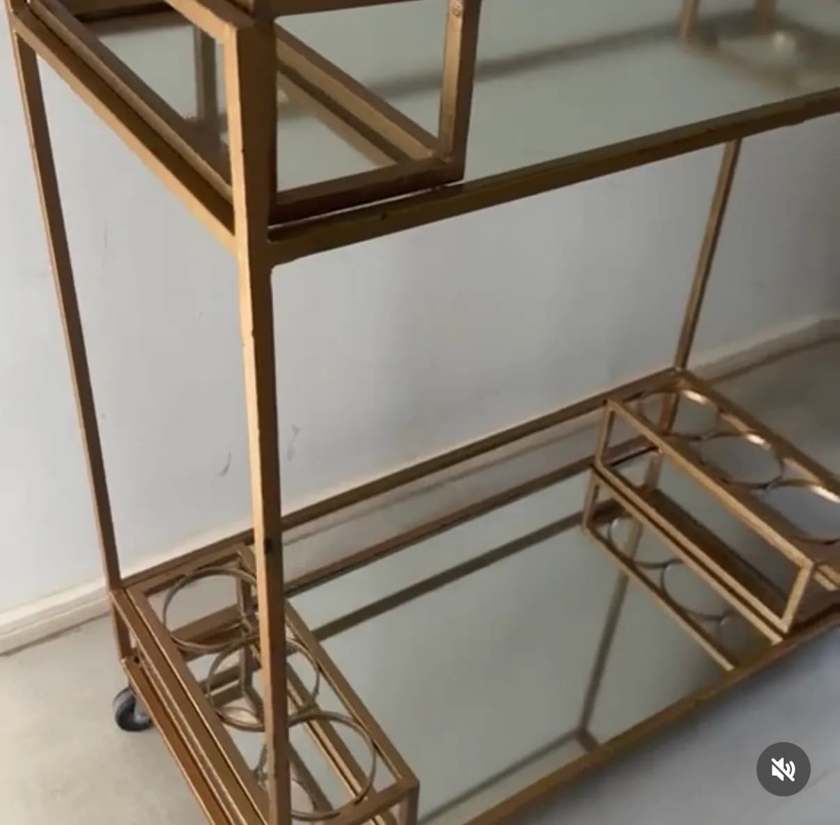 Mueble bar fierro macizo dorado