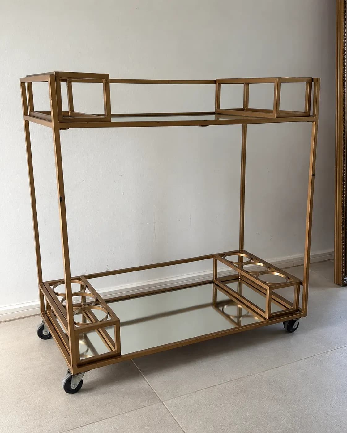 Mueble bar fierro macizo dorado
