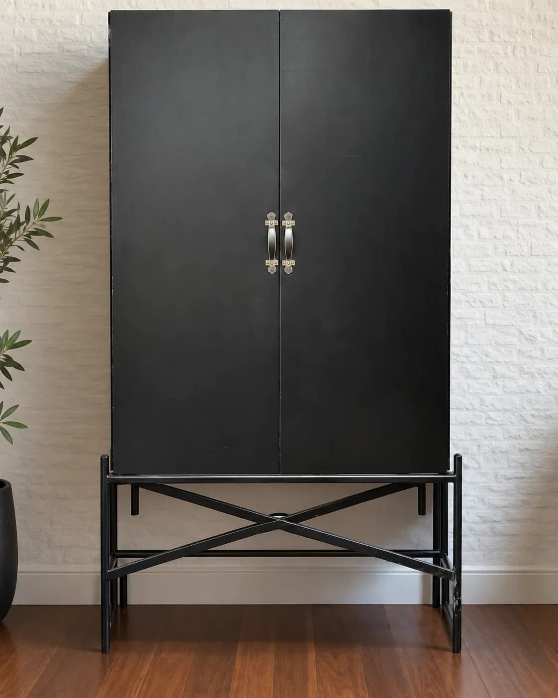 Mueble bar nuevo, de madera y tiradores cuero.