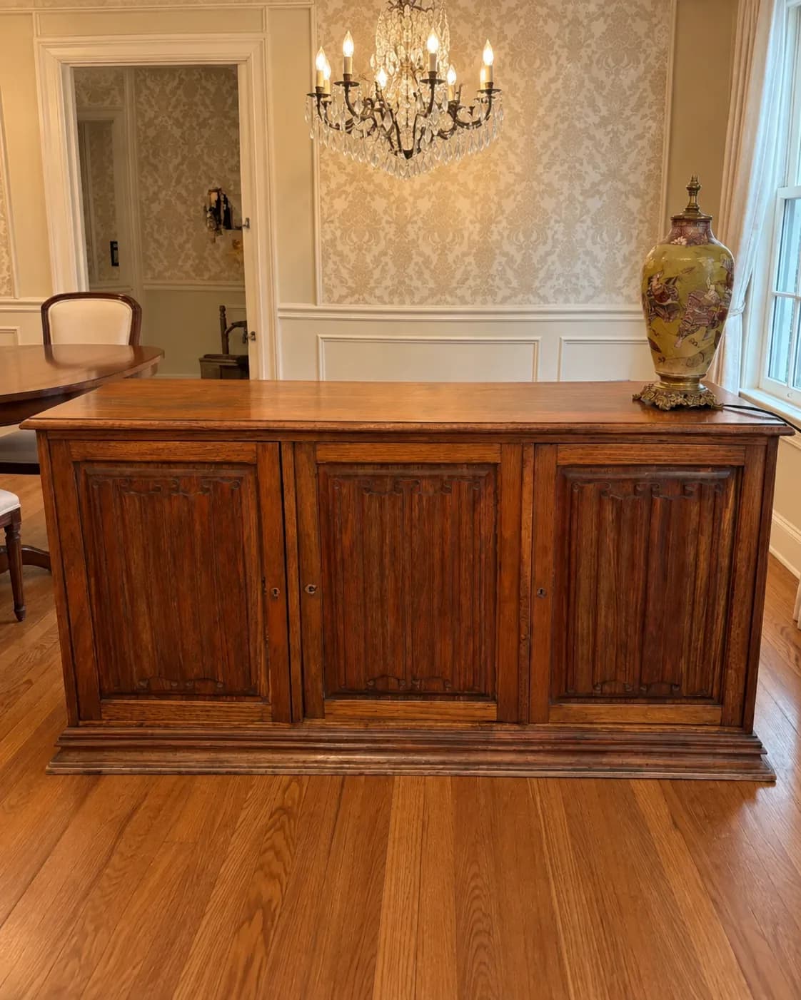 Mueble buffet de madera.