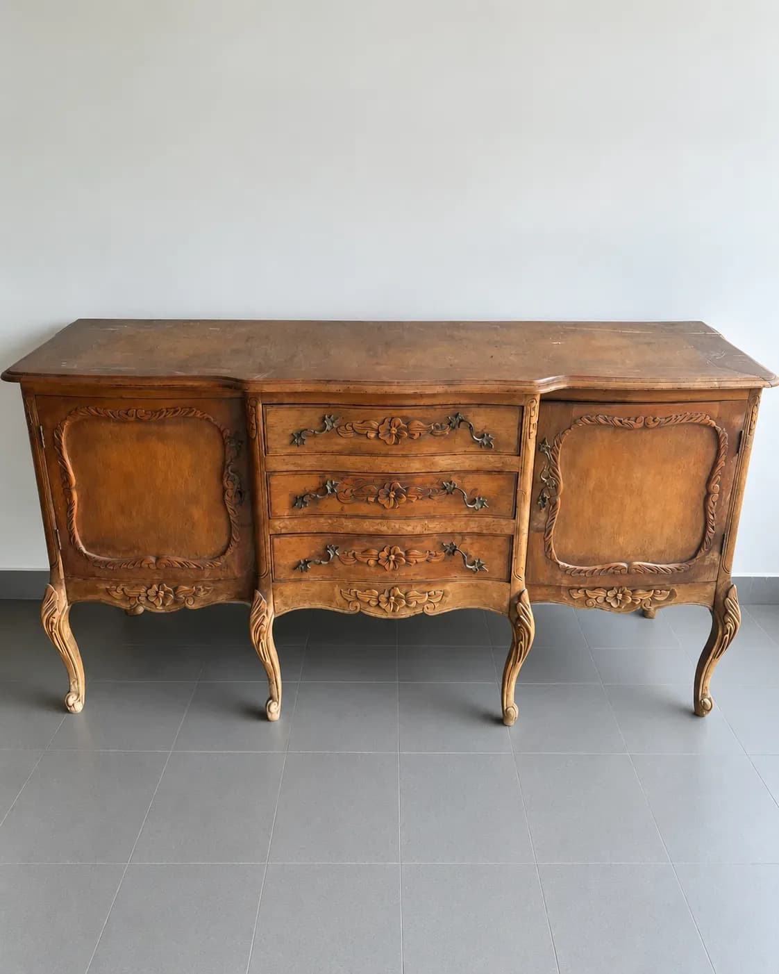 Mueble buffet normando de madera.