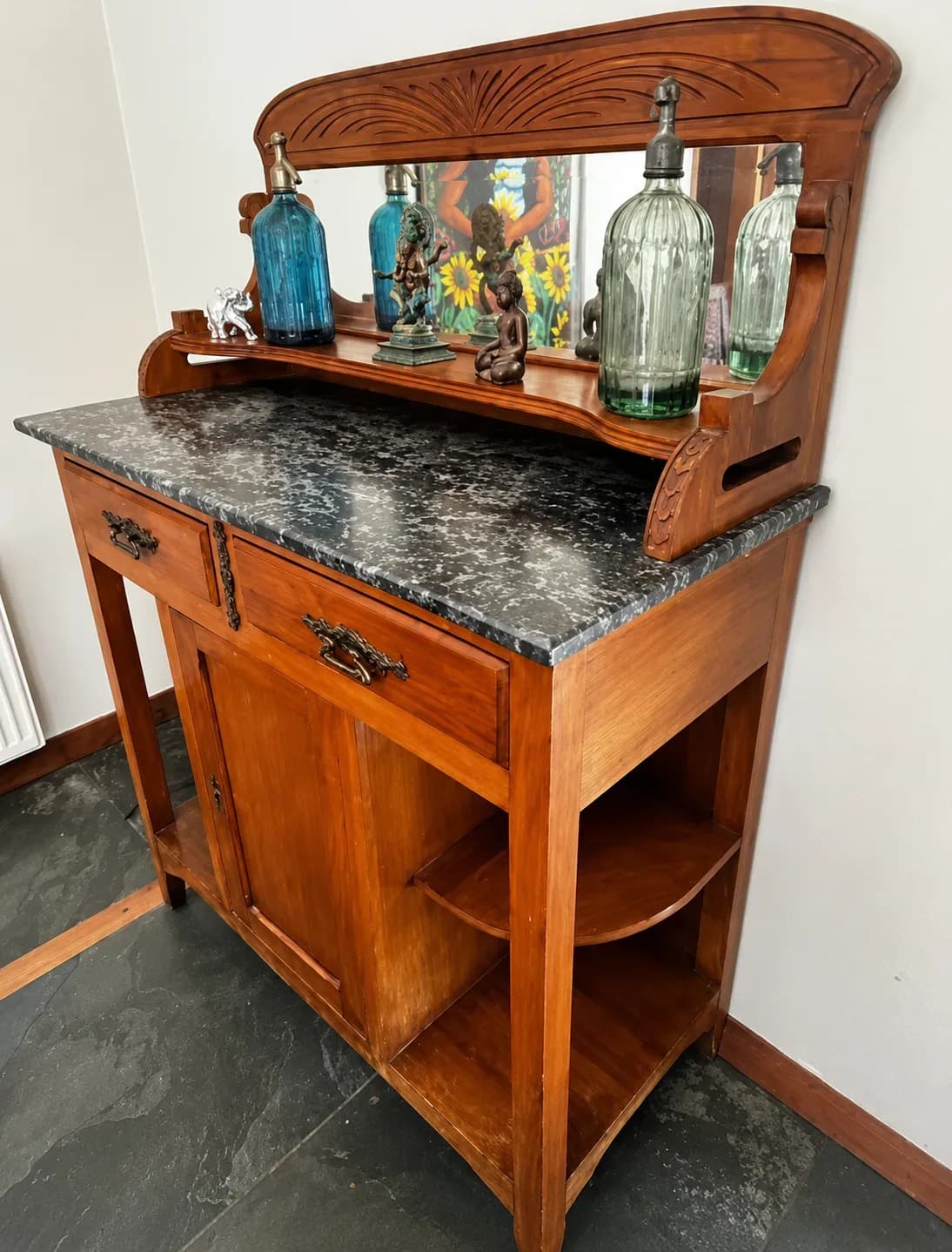 Mueble con marmol, madera de lingue y vidrio biselado.