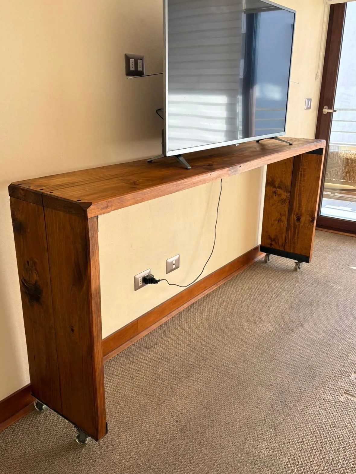 Mueble de TV con ruedas