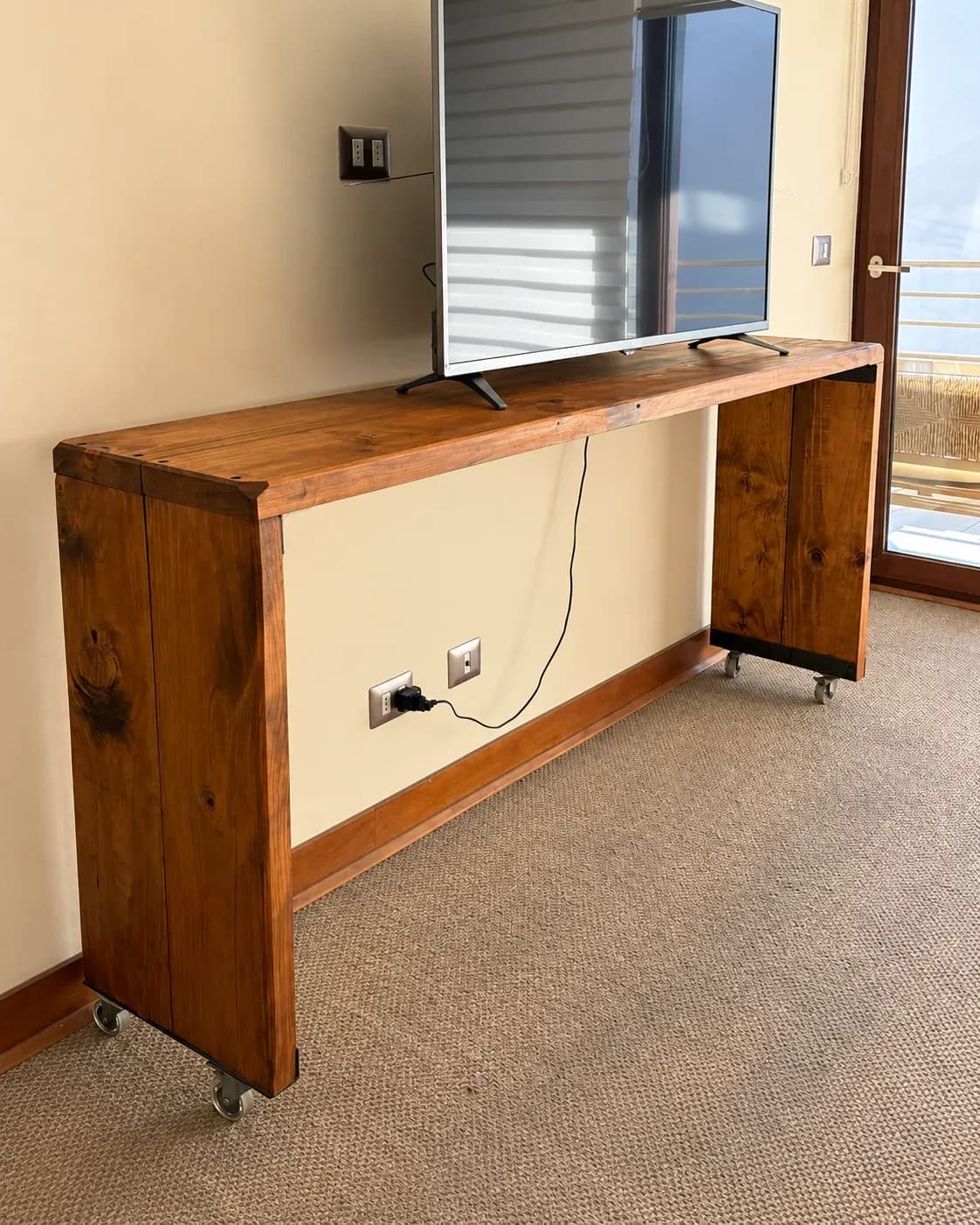 Mueble de TV con ruedas