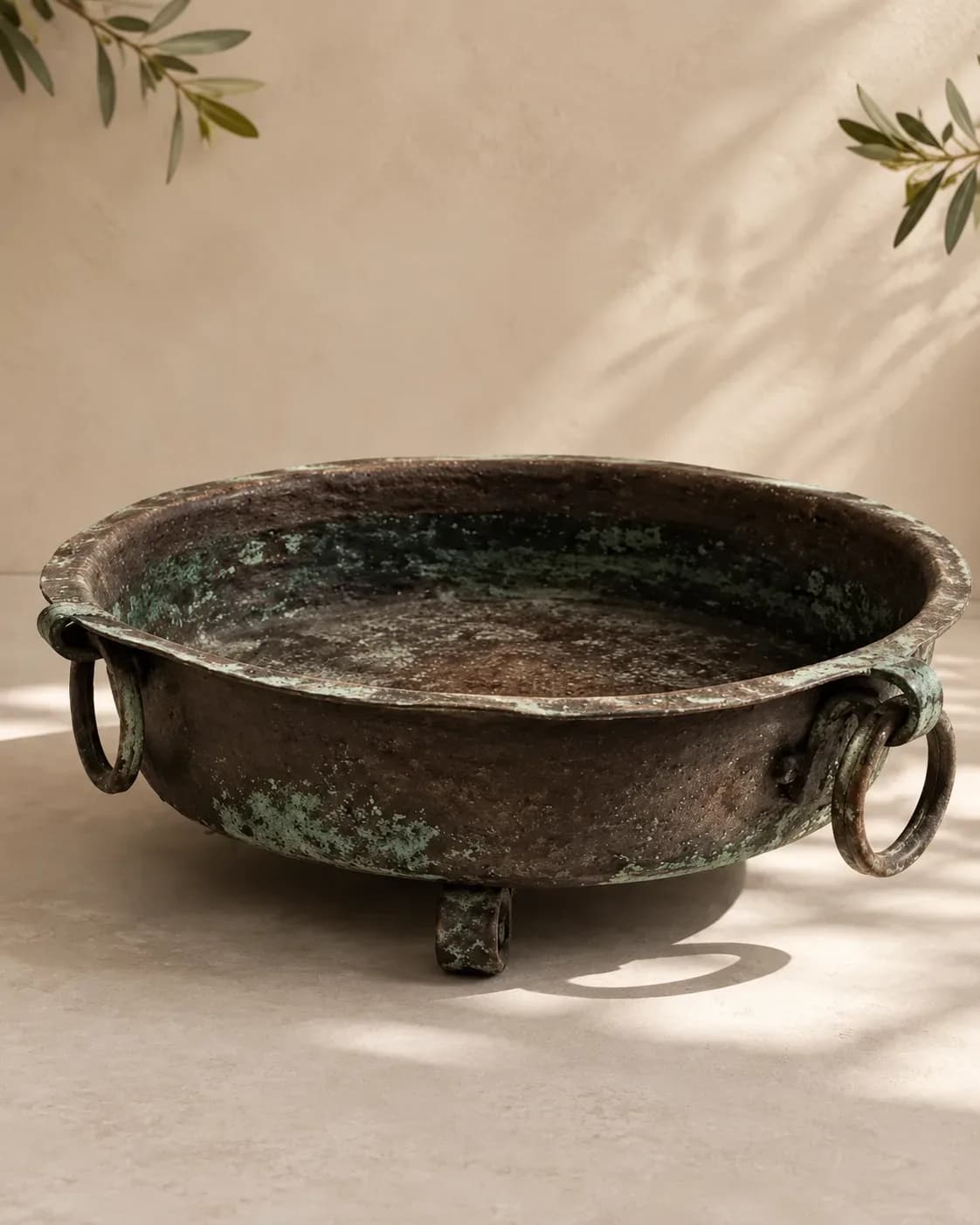 Olla de cobre antiguo con patas.