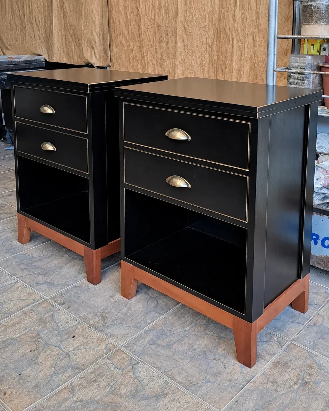 Par de veladores de madera lacada negro.