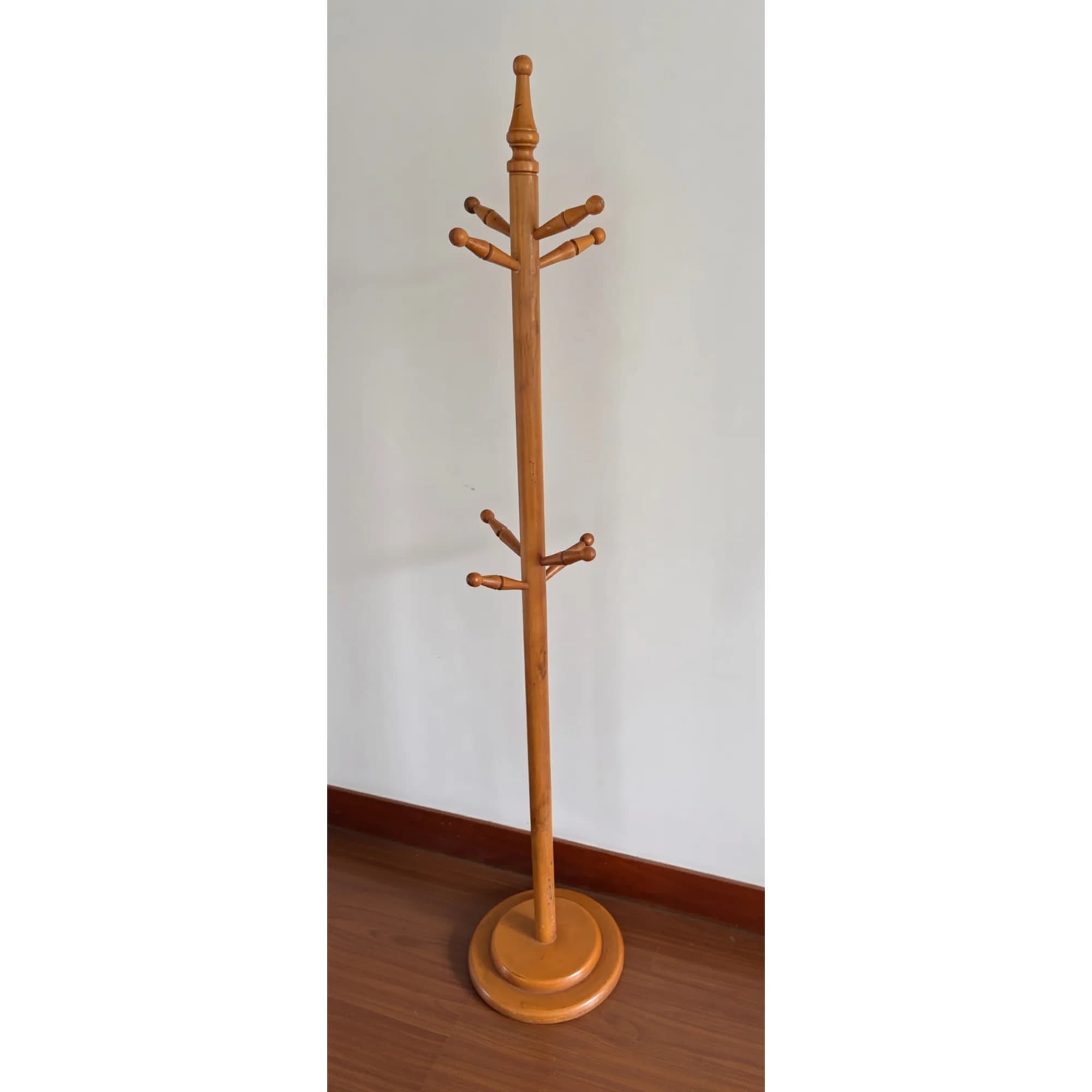 Perchero de madera.