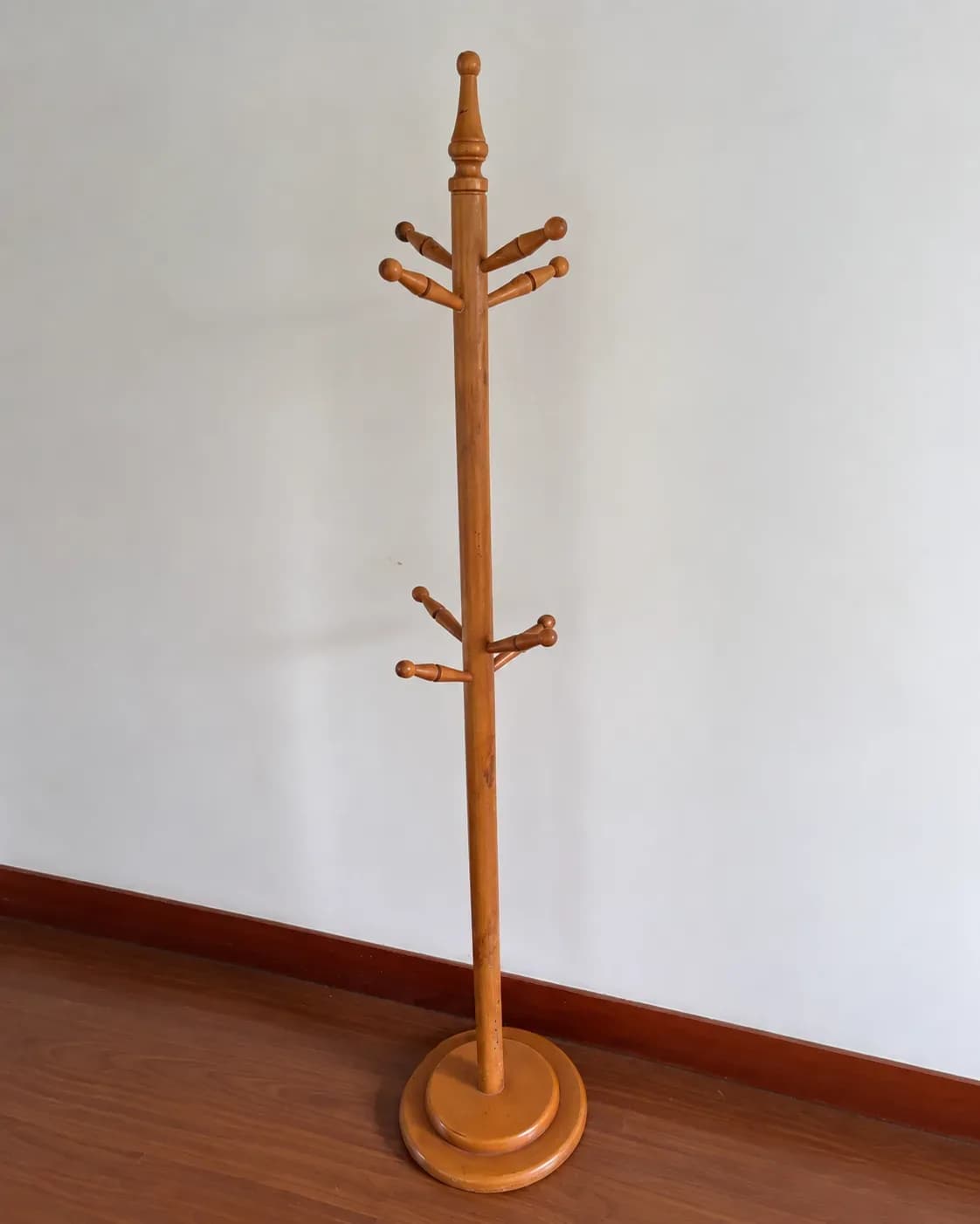 Perchero de madera.