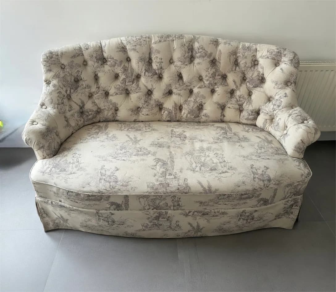Sofa capitone antiguo.