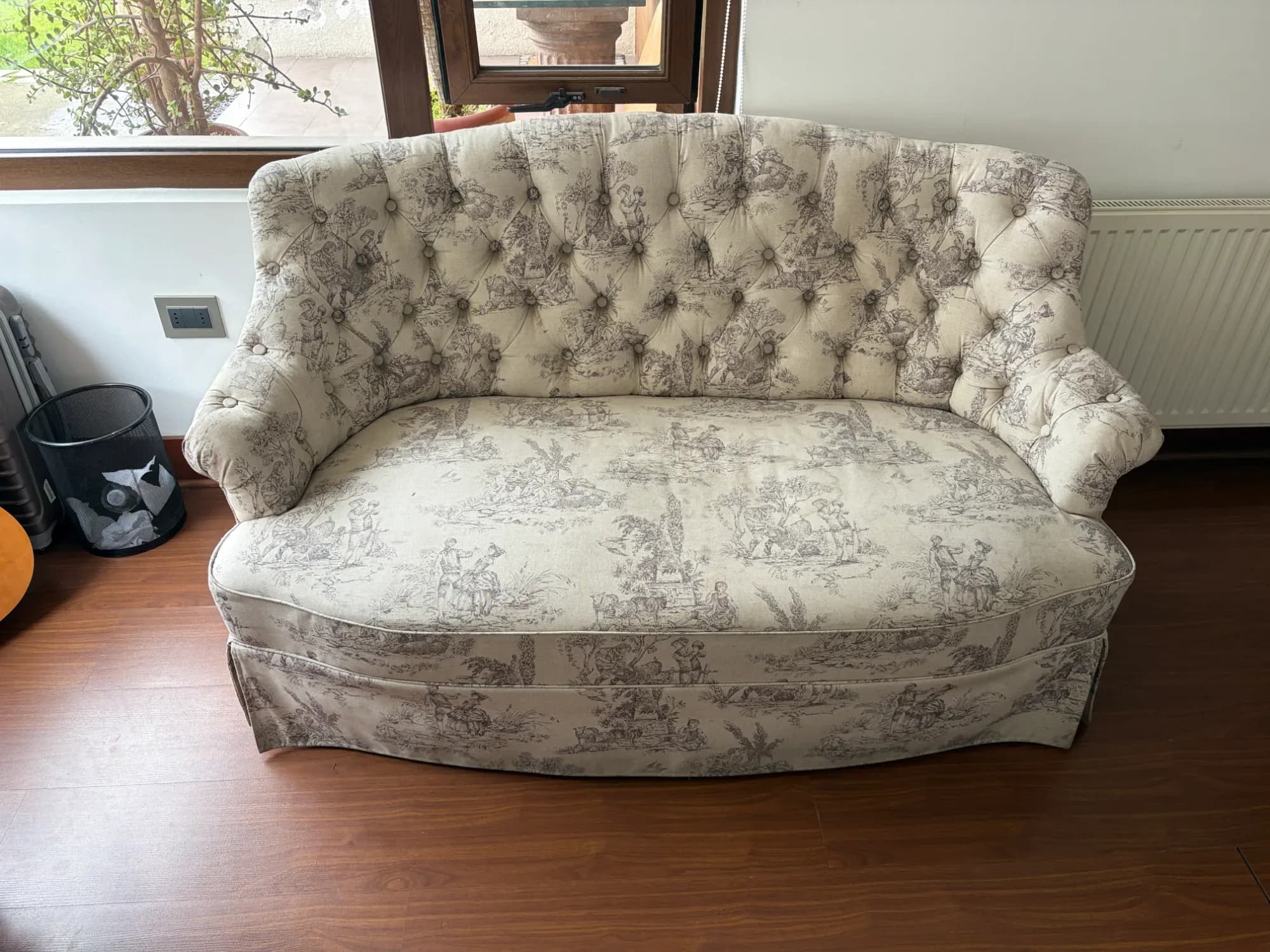 Sofa capitone antiguo.