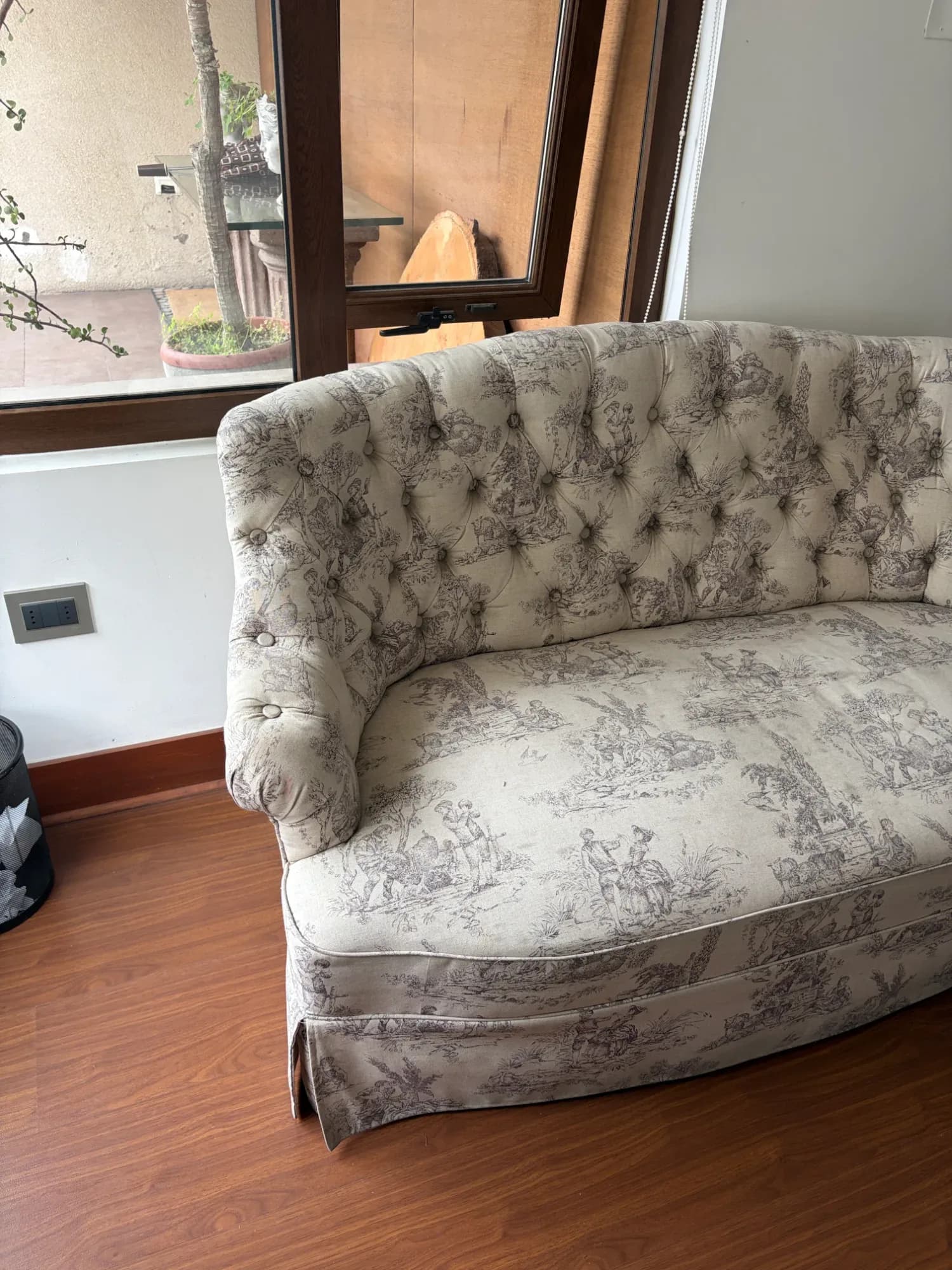 Sofa capitone antiguo.