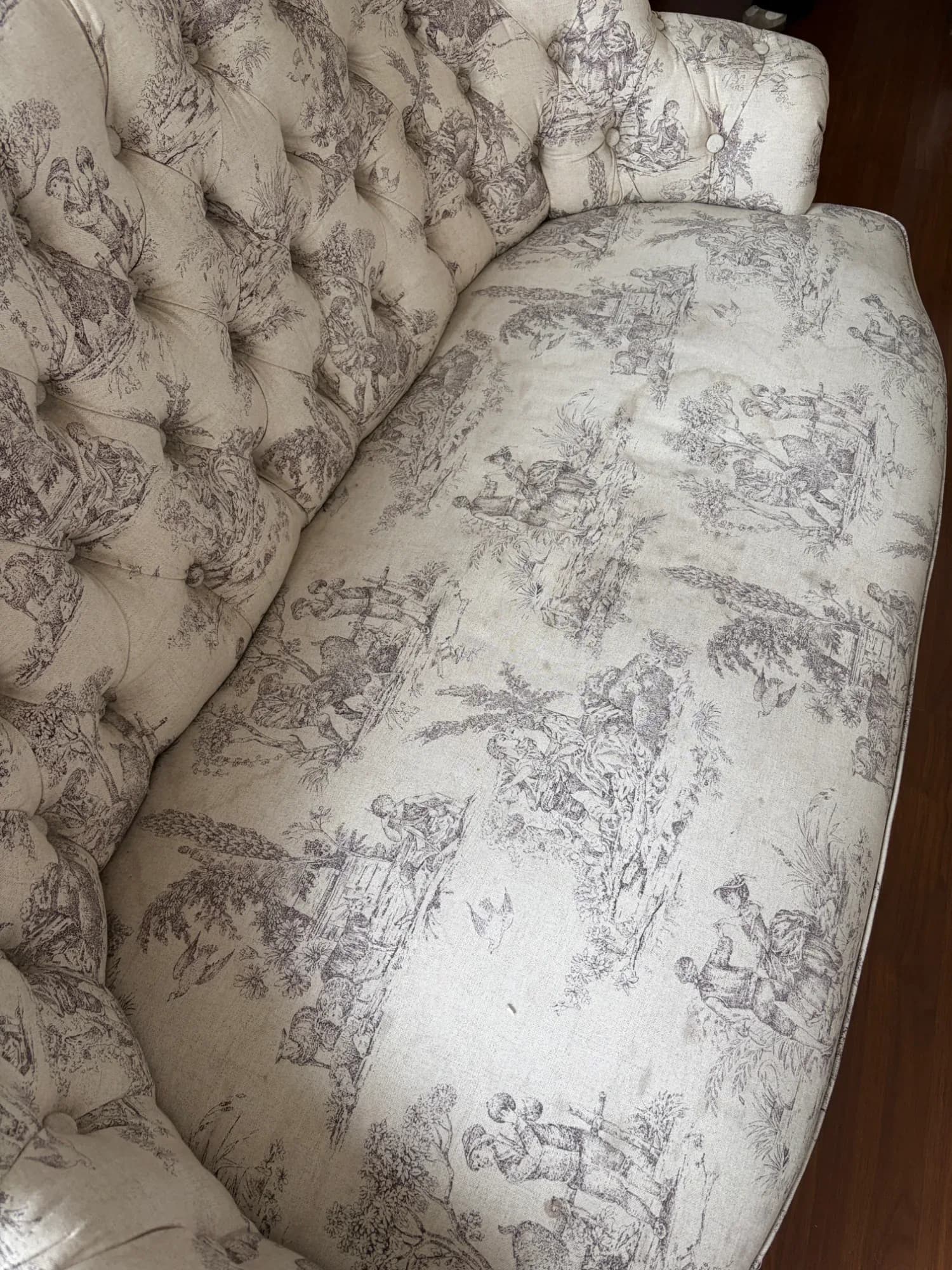 Sofa capitone antiguo.