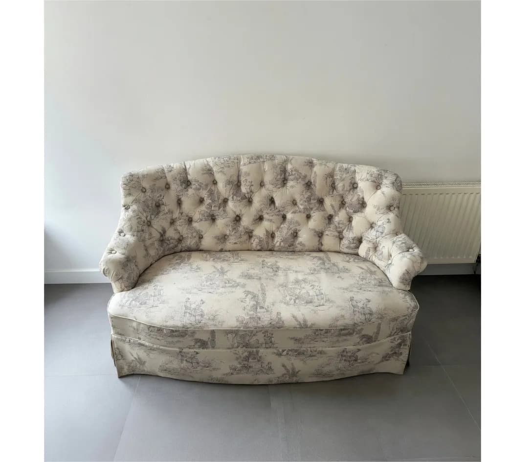 Sofa capitone antiguo.