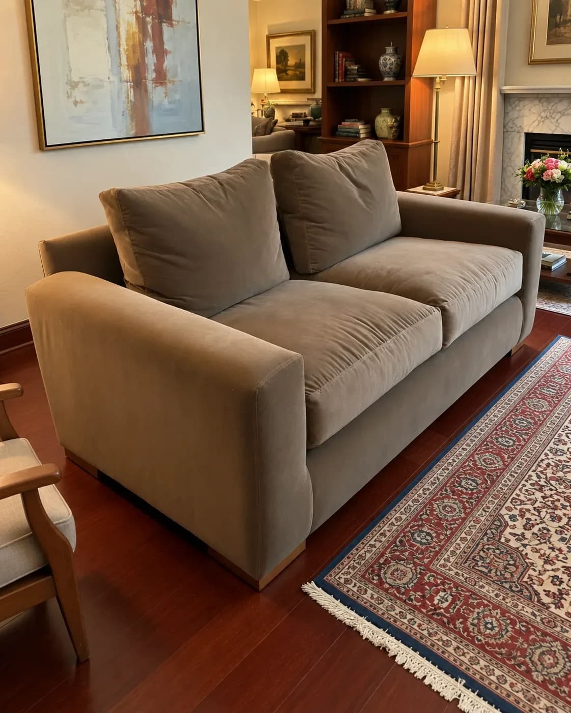 Sofa de dos cuepros solido, patas de madera y tela tipo velvet.